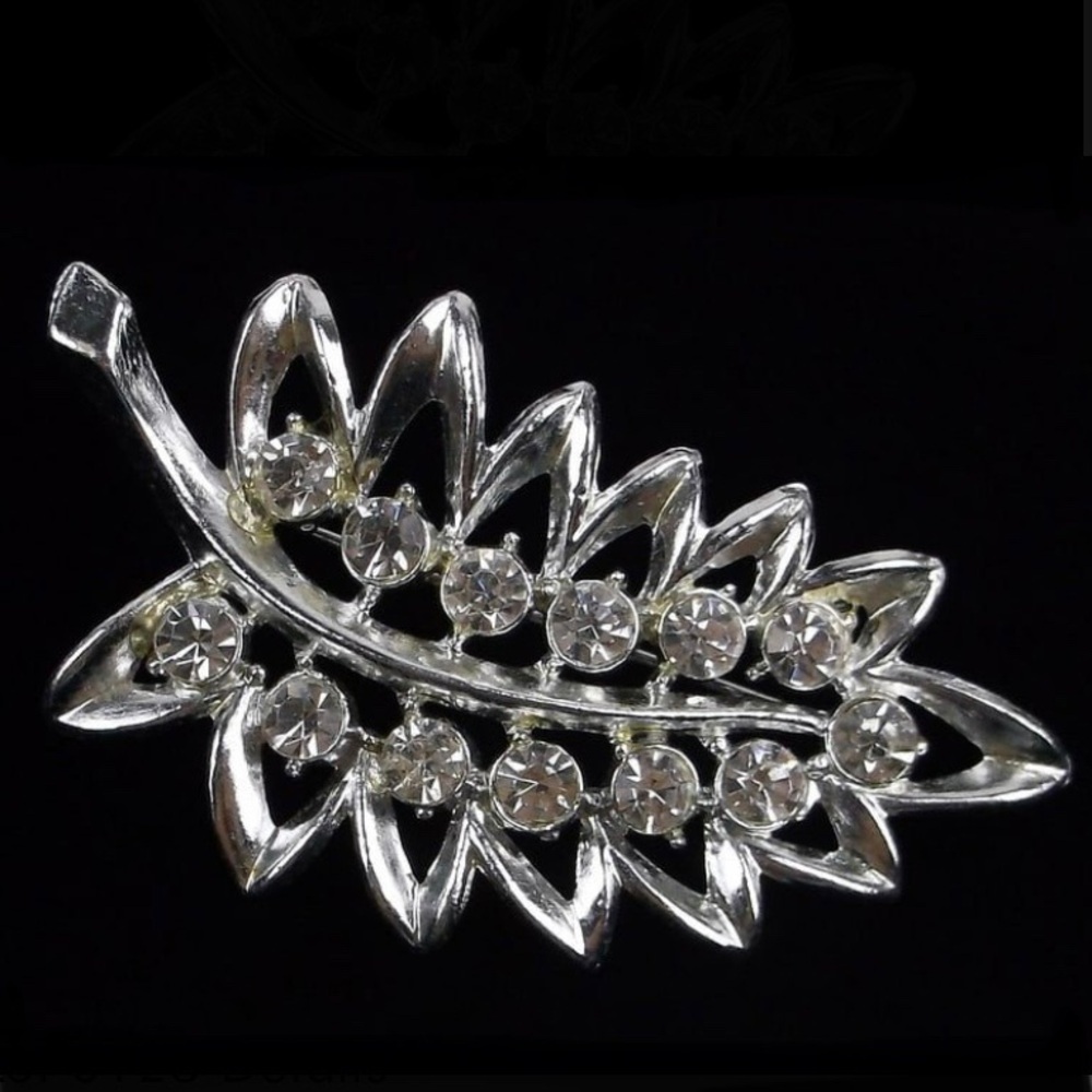 Vintage 1950s‎ Silver Tone Rhinestone Leaf Brooch